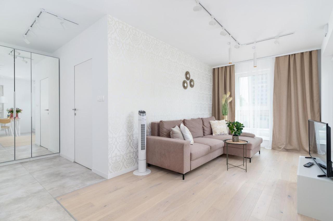 Apartament With Balcony & Parking Mogilska By Renters Prestige
