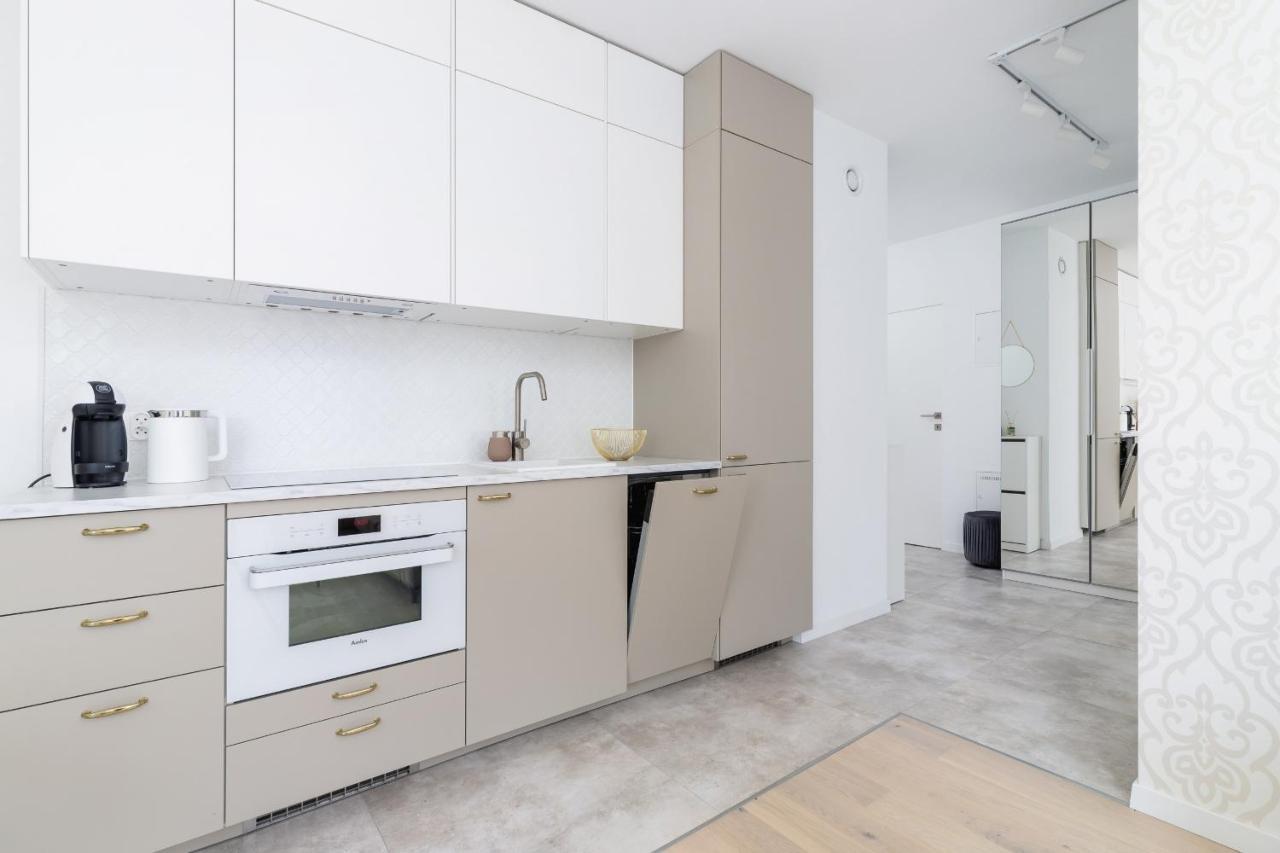 With Balcony & Parking Mogilska By Renters Prestige Apartament *